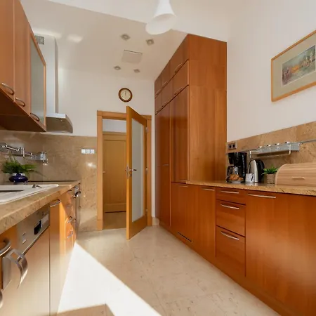 Family With Parking Mokotow By Renters דירה ורשה
